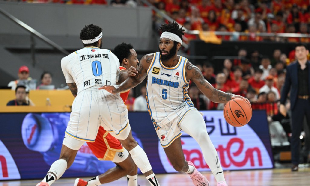 场均21分+4记三分！首钢超级外援续约成疑，许利民态度或成风向标