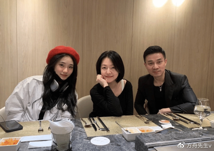 小S晒澳洲度假照久违秀恩爱,被许雅钧搂着肩膀,夫妻感情仍甜蜜