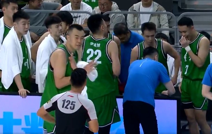 韩德君4中4独砍10+7燃尽一战！末节主动下场休息大口喝水引热议