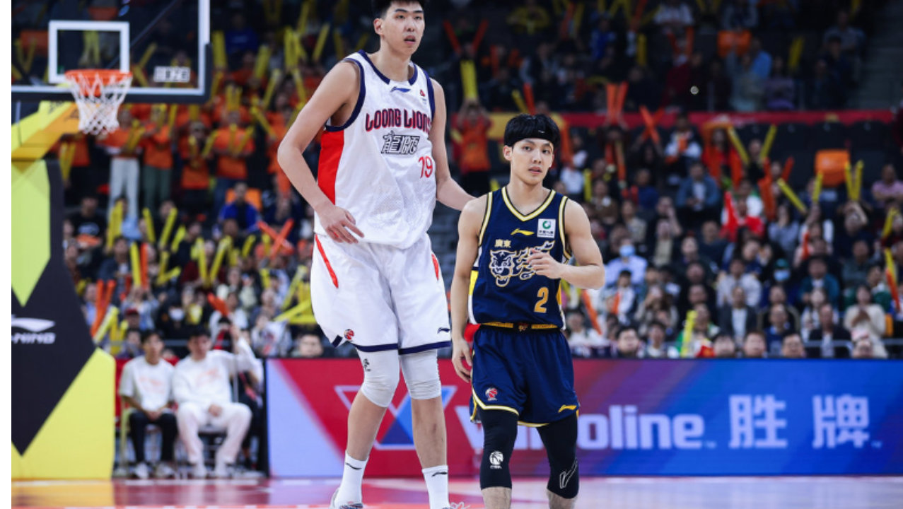 徐昕战旧主广东：不到7分钟膝盖受伤退赛 2中2秀空接暴扣