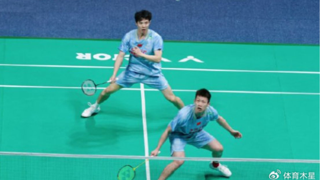 何济霆/任翔宇2-0万炜聪/郑凯文，晋级男双16强