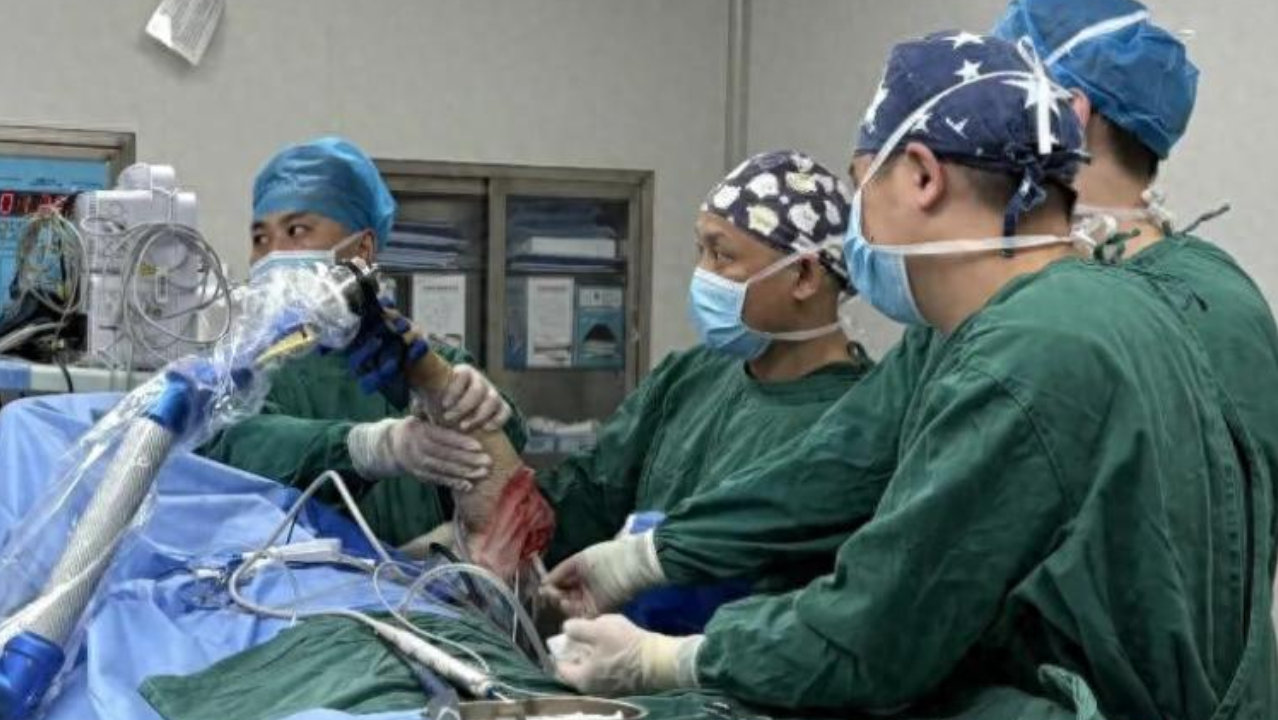 拒绝“人工零件”！3个小孔保住了门窗师傅的原装胳膊