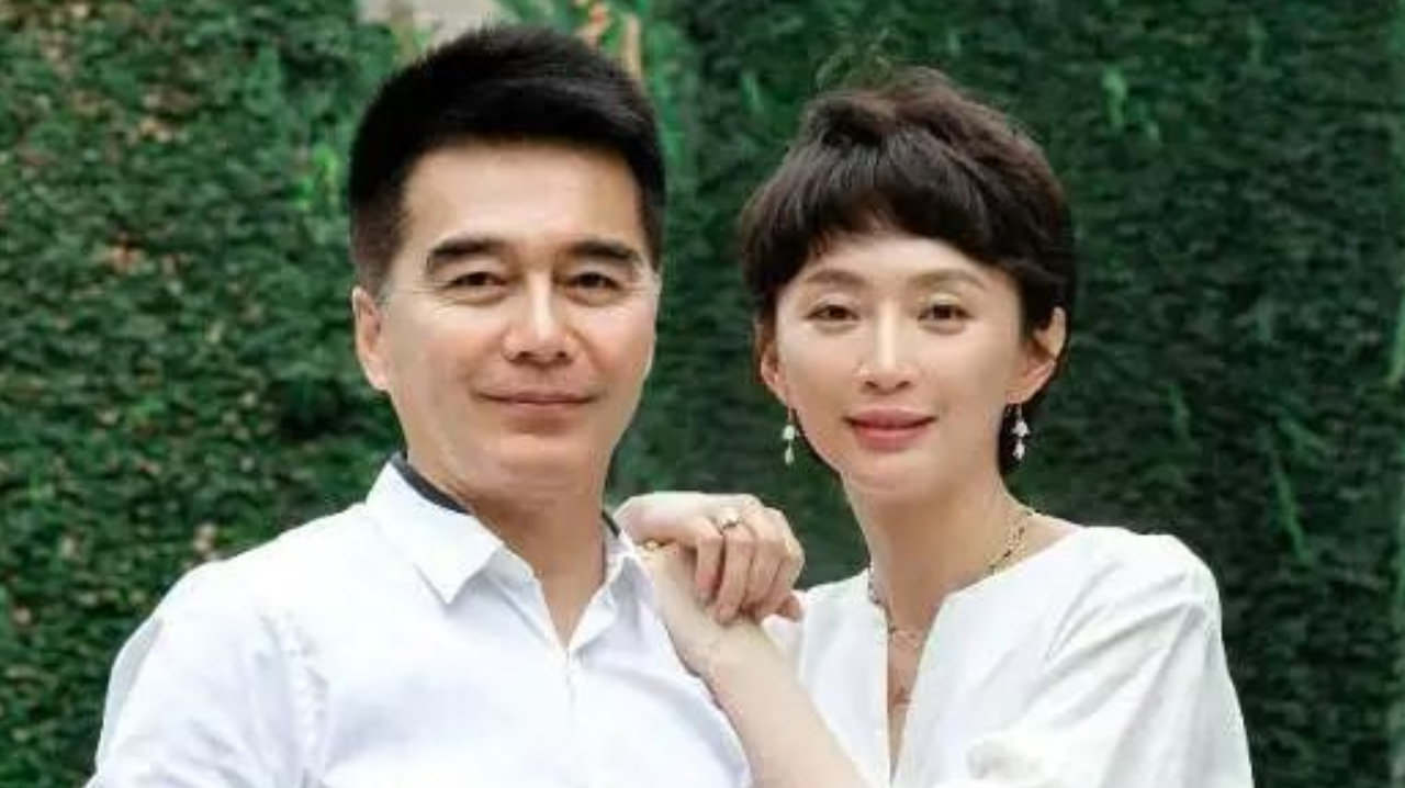 许亚军情路回顾：四次婚姻皆遇绝色，两任离世，如今61岁生活幸福