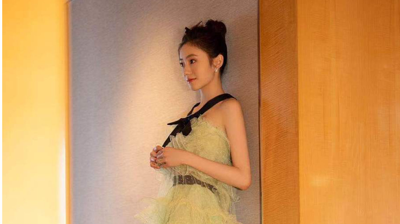 刘浩存新剧《脱轨》：当富家女穿越只剩2元，我们看透了重生真相