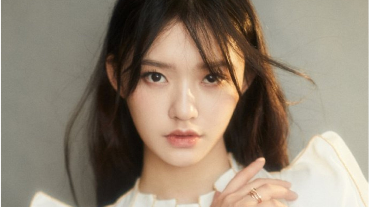 林允身穿金色镶边白色礼服