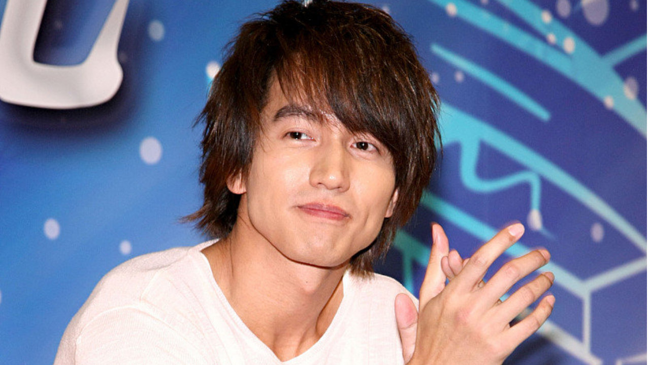 言承旭演唱会重现流星项链：青春的记忆该如何安放？