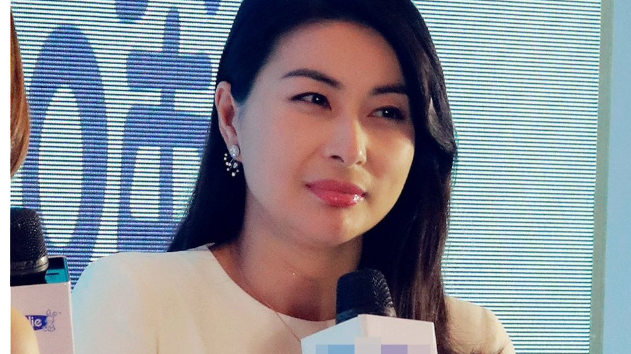 郭晶晶一身黑白高衩裙亮相，十分性感，手上的鸽子蛋也十分抢镜。