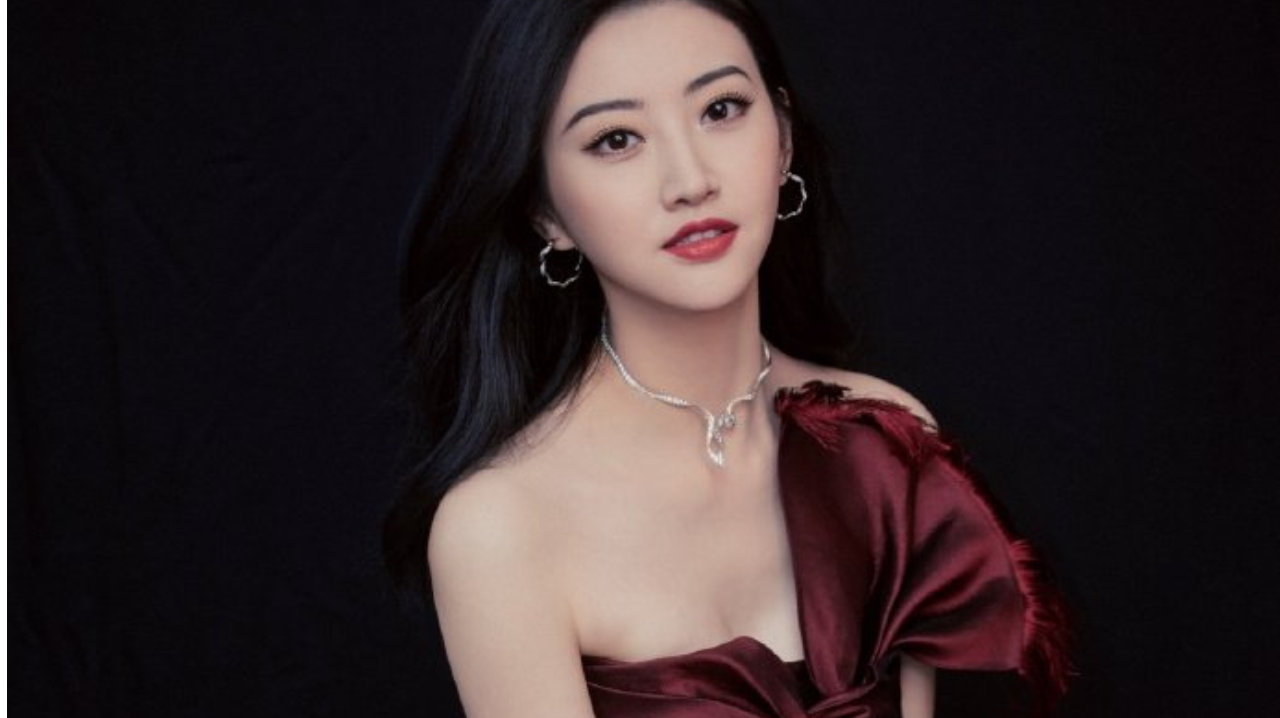 景甜身穿一袭车厘子色长裙，优雅大方，美艳不可方物