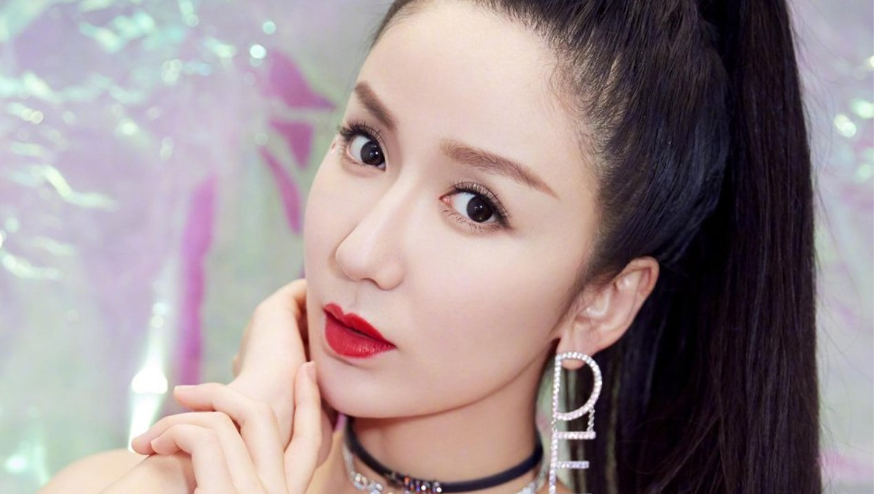 娄艺潇闪耀的亮片裙配烈焰红唇，造型十分美艳。