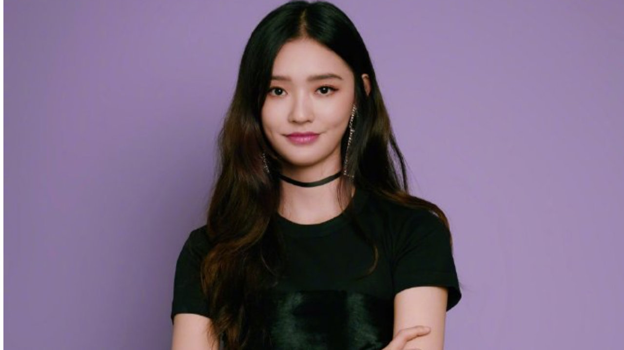 林允身穿紫色短裙配以钻石羽毛腰封，让梦幻的紫色多了几分俏皮