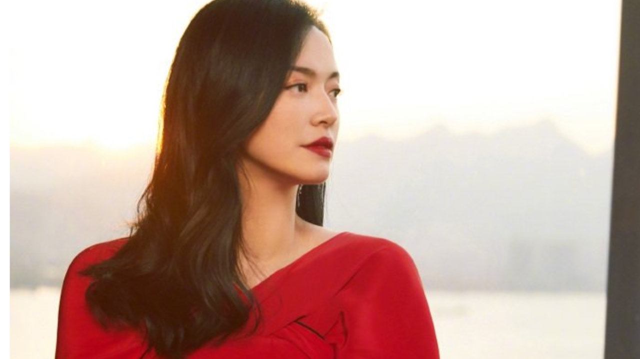 姚晨身穿红色披肩长裙，长发披肩，一眼万年。