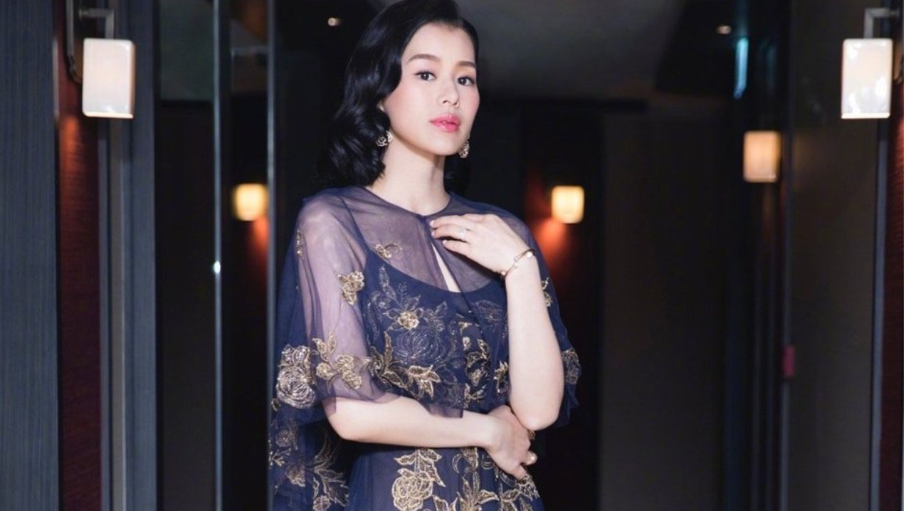 胡杏儿波浪卷发配上温柔妆容女人味十足，尽显成熟气质。