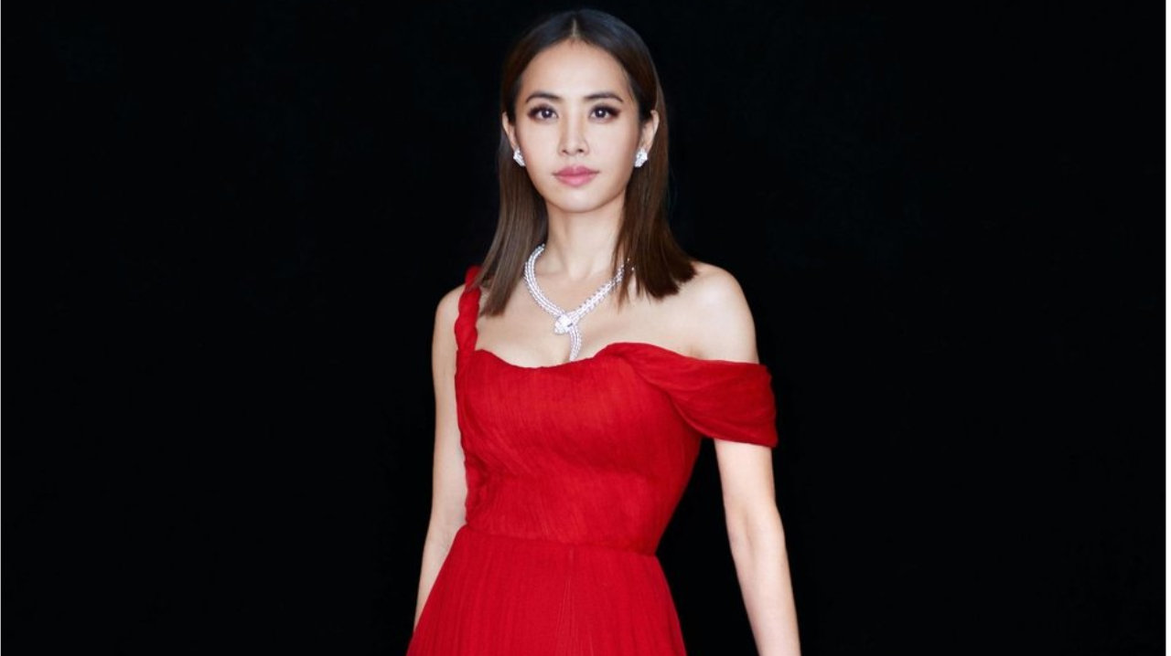 身穿红色开叉长裙的蔡依林露出白皙的肩膀，并且大秀美腿，高贵优雅。