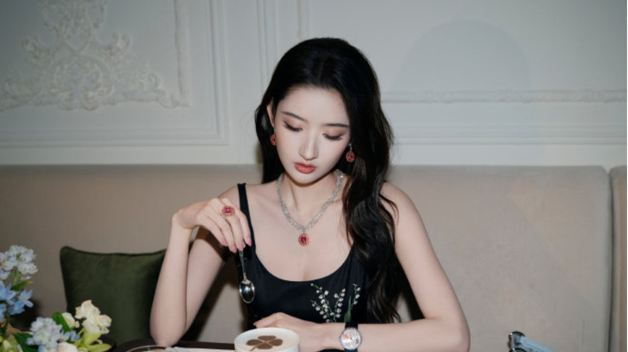 王玉雯｜黑裙配红宝，把复古贵气焊在身上了