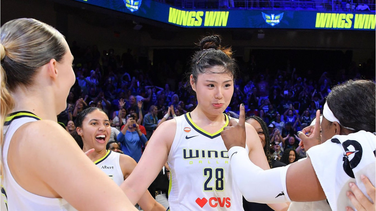 罚球绝杀！中国女篮2米01王牌造17分大逆转：闪耀WNBA全队欢庆