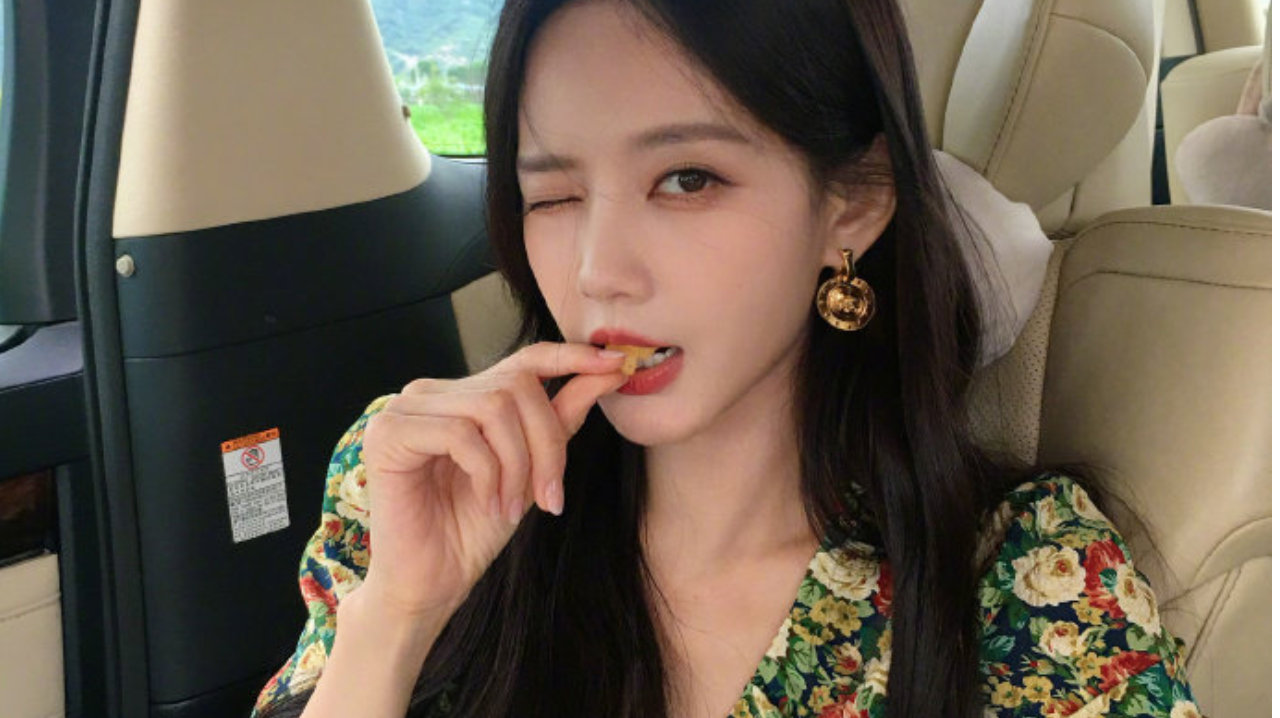 李一桐碎花裙随拍太有港味，复古千金感拿捏了