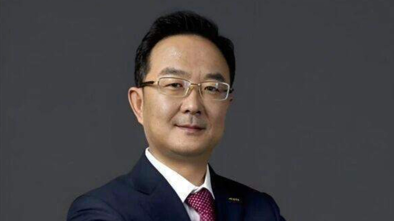 李书福卸任吉利董事会主席：从″一个人的吉利″到″一群人的吉利″