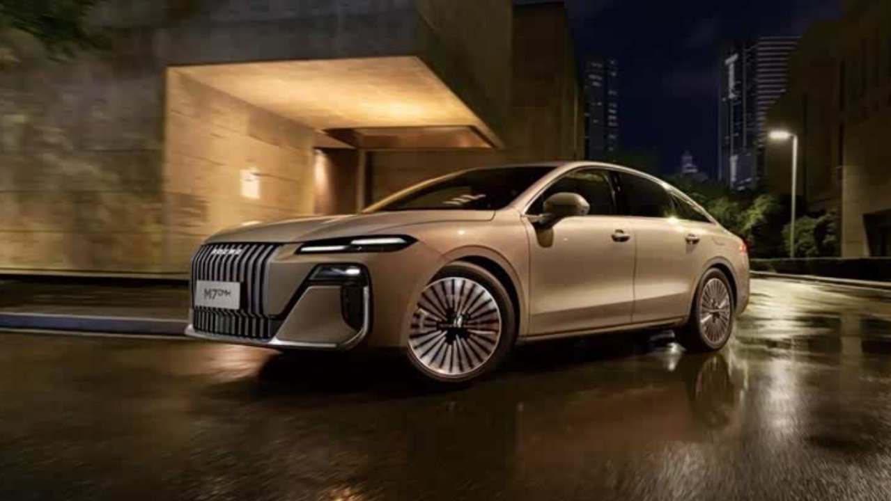 荣威M7 DMH搭豆包大模型，″活人感″车机成最大亮点