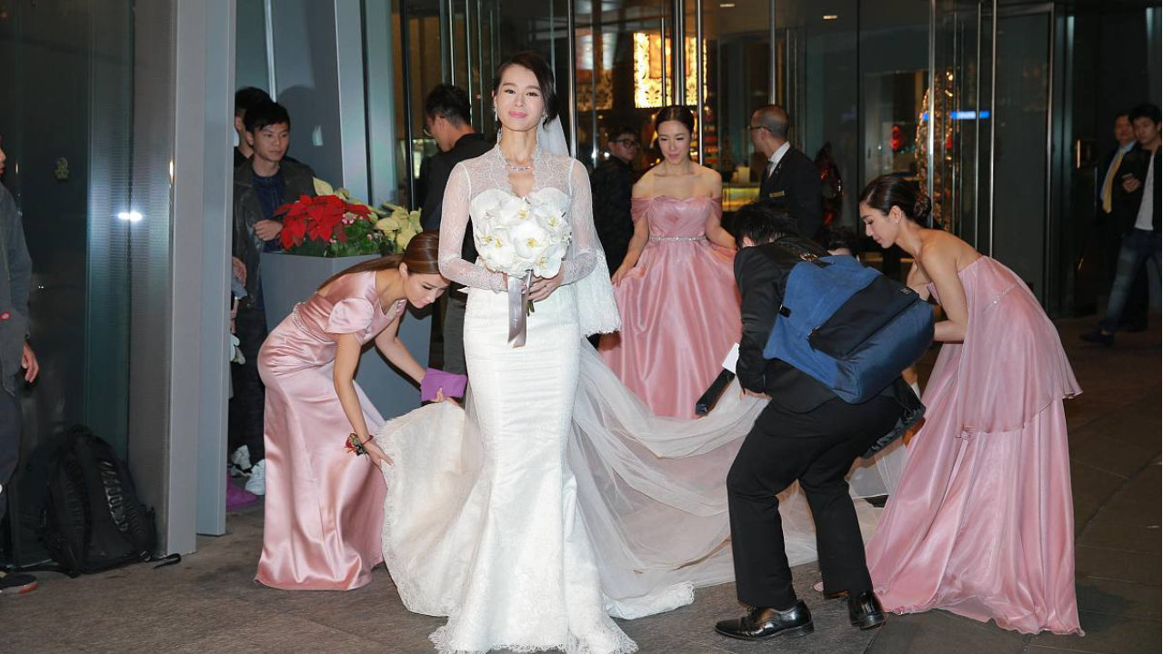 萧敬腾《王妃》唱响邱泽婚礼：娱乐圈十年友情比偶像剧更动人