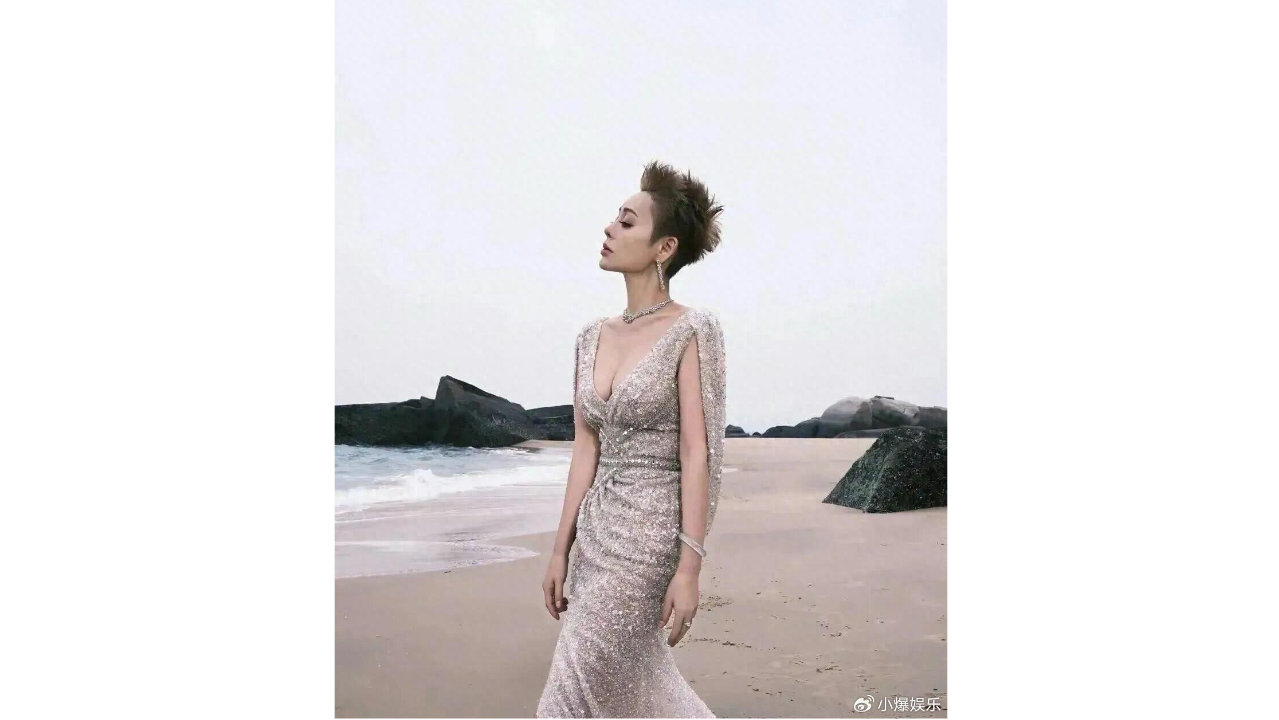 宁静54岁状态刷屏，海边深V开叉裙引爆争议！她这身材和24岁时一样