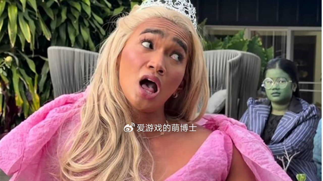 美妆博主Cos《魔法坏女巫2》角色，网友：这不吴宗宪嘛