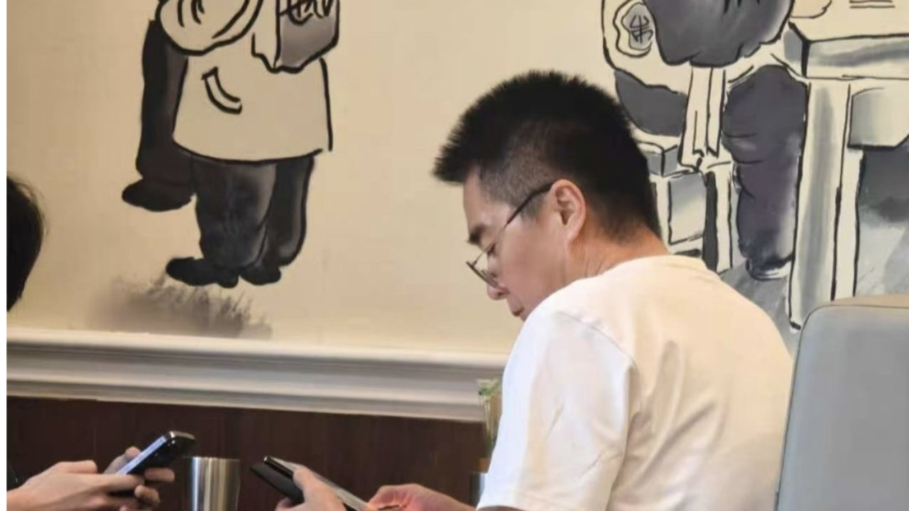 许亚军被曝在美国，疑缺席何晴告别仪式，当日在餐馆陪小儿子吃饭