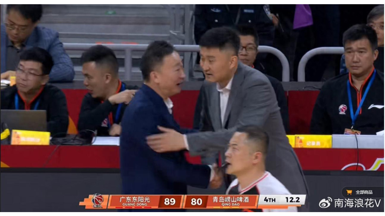 昨晚广东取得四连胜，有两件事令杜锋尴尬，球迷:真不该刚愎自用
