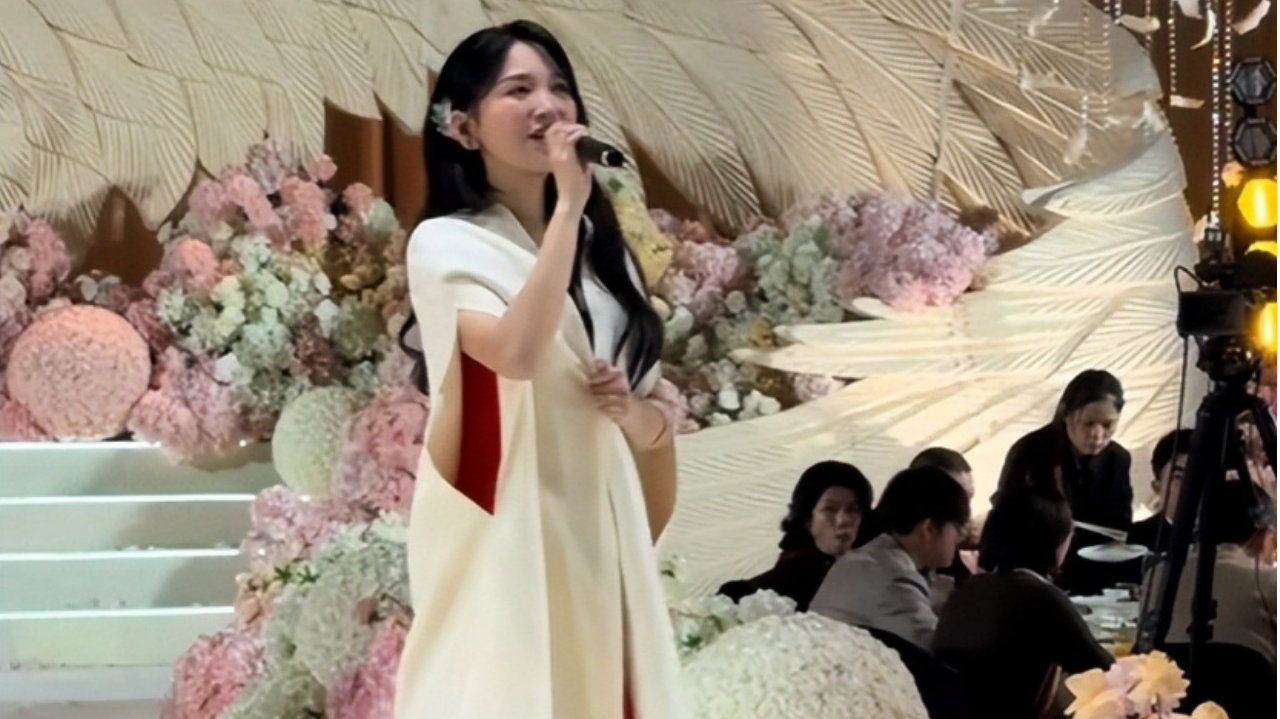 42岁歌手金莎近况曝光！婚礼现场演唱三首歌曲，宾客只顾吃席没人搭理