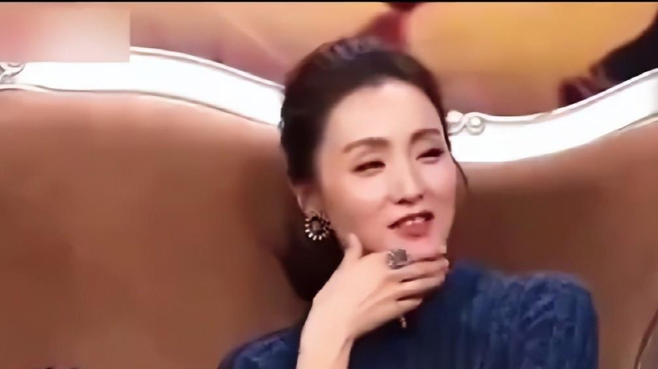 在美国许亚军未料，独自撑起何晴葬礼的孩子，如今成为自己的“慰藉”