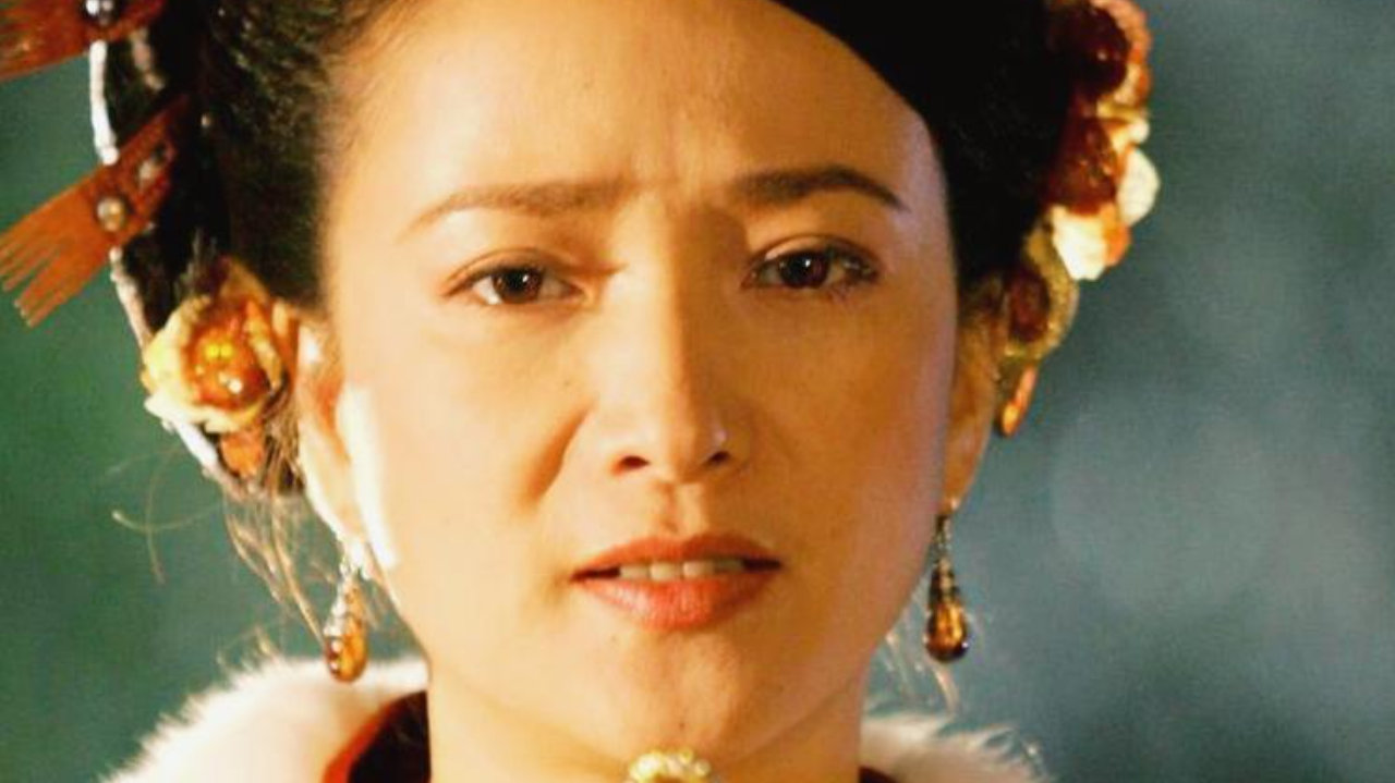 何晴晚年生活困顿，依赖亲人和保姆照料，退休手续未完成