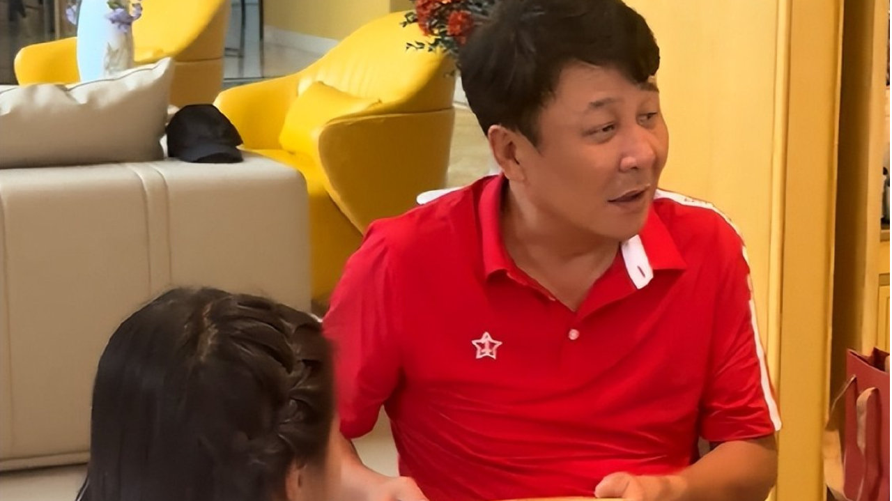 王楠一家三亚过春节！女儿收红包买礼品回赠父母，郭斌舍不得吃