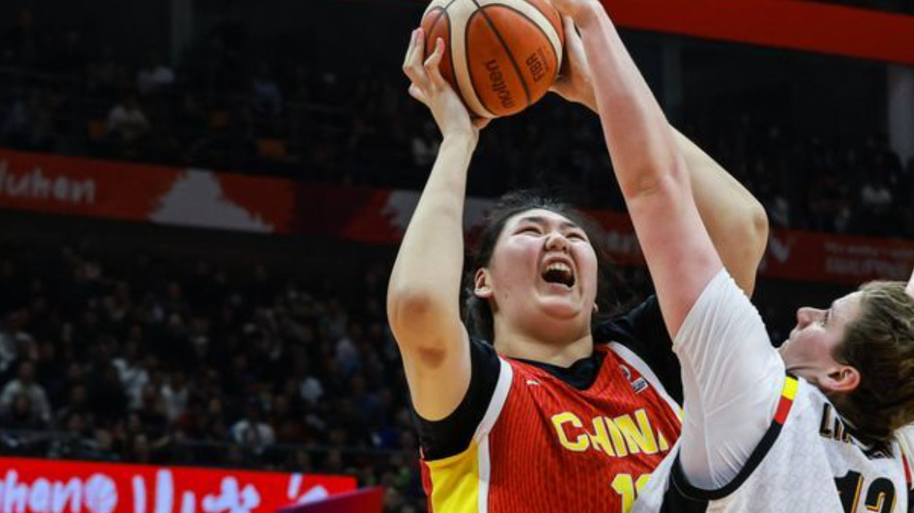 后卫水平太差，主教练战术僵化！中国女篮浪费张子宇两双