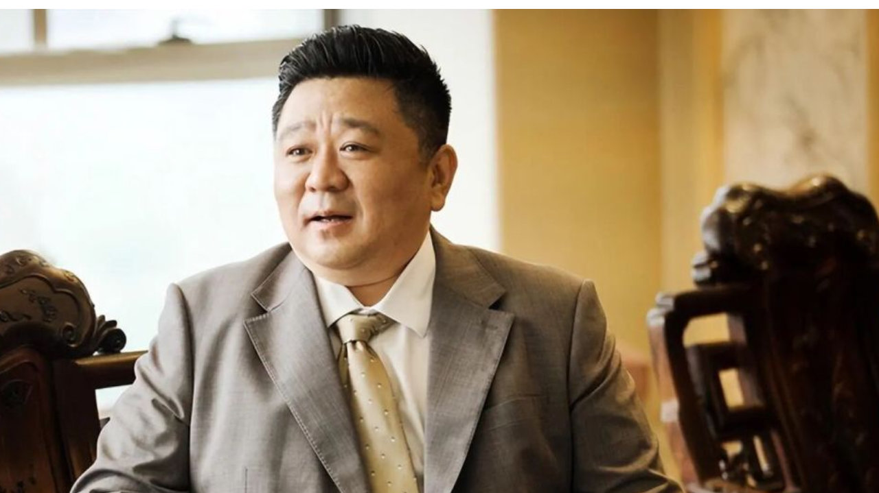 61岁梁冠华近况曝光！娶唐烨生下一对儿女，婚姻幸福成人生赢家