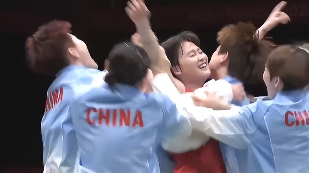 仰天大笑！国羽女团围着陈雨菲转圈庆祝 韩悦场下为王祉怡苦战落泪