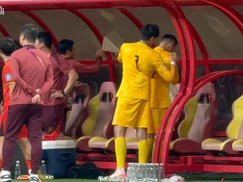 情难自已！王大雷对阵巴林后长时间落泪，颜骏凌、谢文能安慰