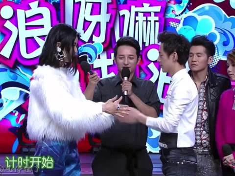 当何老师玩拍手掌，表情太好玩了哈哈哈哈