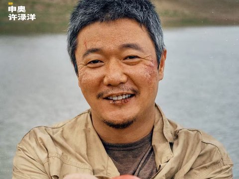 肖央跨年舞台憋笑出演西红柿叔叔引热议