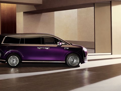 智界V9搭载互动迎宾光毯，车门自动开启配旋转座椅迎宾