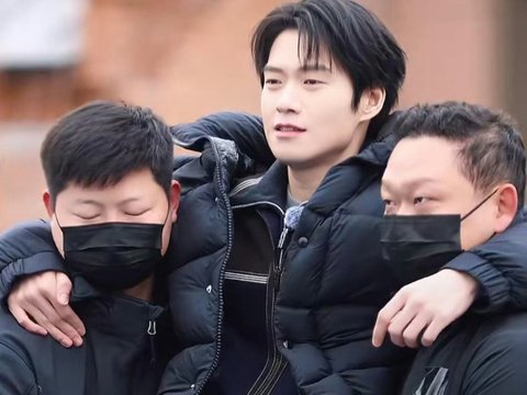 魏大勋被黑衣人抬走娇羞喊话腿并上
