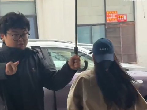 李一桐手部现针孔引担忧