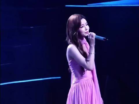一张权威的脸后面是更权威的脸，娜扎、文咏珊、李一桐、曾黎湾区升明月晚会合唱《梦一场》！  湾区升明月晚会  娜扎李