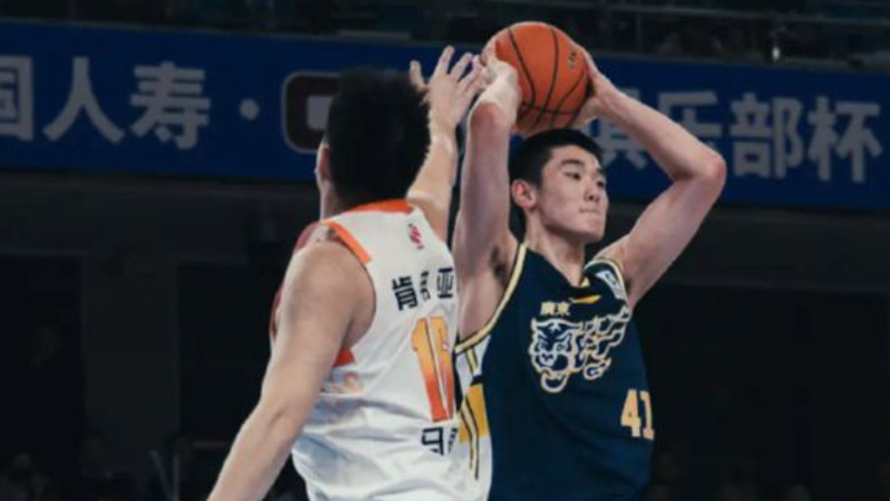 大胜33分！广东男篮晋级八强，“小胡金秋”表现出彩