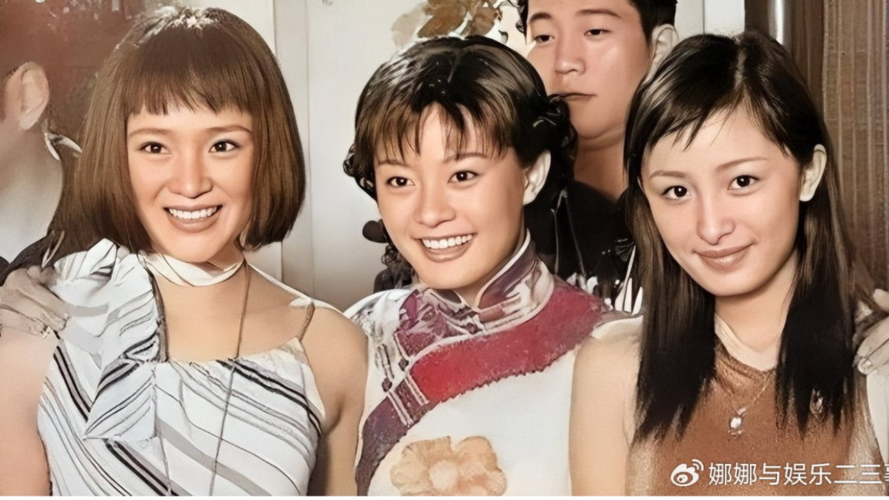 孙俪有多美？04年她和杨幂片场合照，那年21岁，穿着旗袍温婉清媚