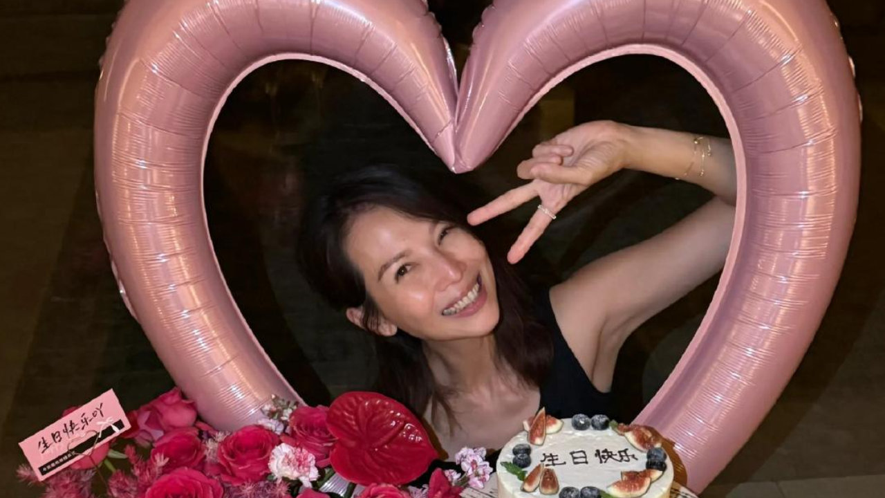 蔡少芬晒照庆祝53岁生日，和老公张晋去沙漠看日落，尽显恩爱甜蜜