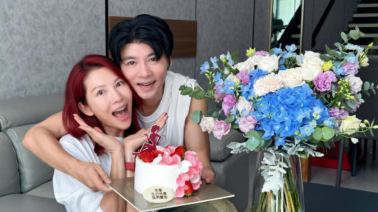 中秋团圆张晋与儿子合影，鱼蛋模仿爸爸动作，父子脸蛋超吸睛