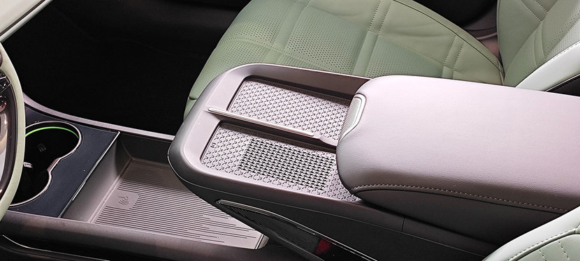 续航破800km,零百3s级,TA和小米SU7怎么选?红旗EH7到店实拍