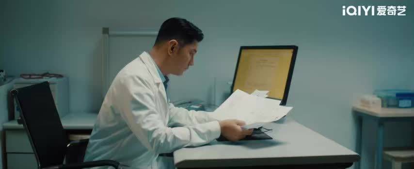 王骁在《除恶》中饰演绝望父亲程恳为女寻肾陷疯狂