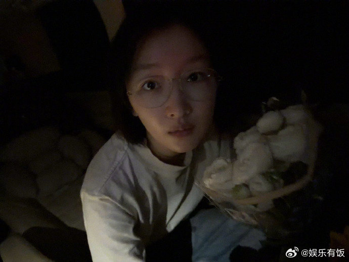 周冬雨晒粉丝鲜花合照素颜出镜状态佳
