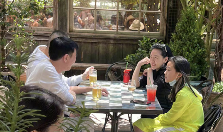 小S晒澳洲度假照久违秀恩爱,被许雅钧搂着肩膀,夫妻感情仍甜蜜