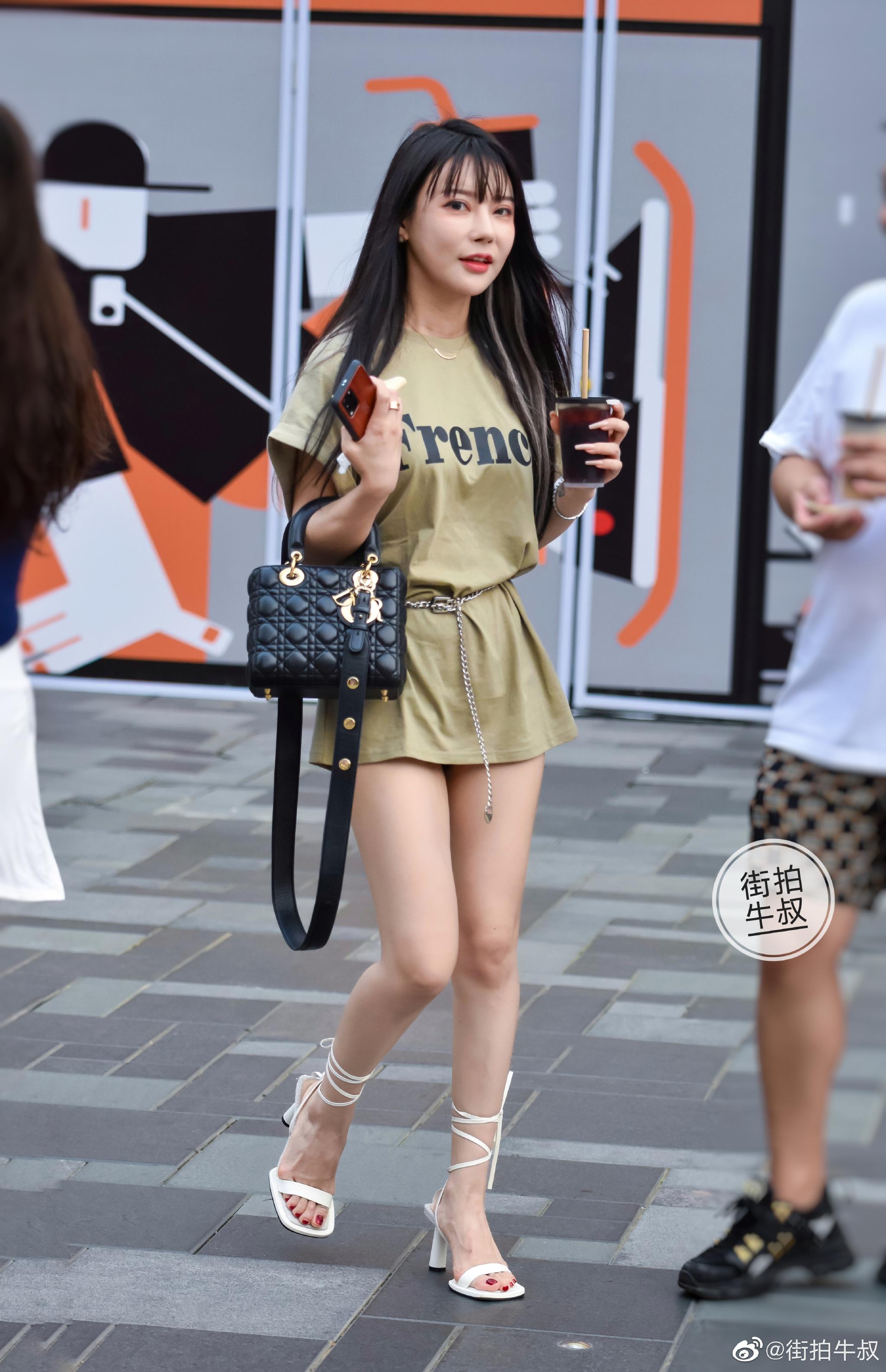 美女穿着漂亮的白色绑带高跟凉鞋出街